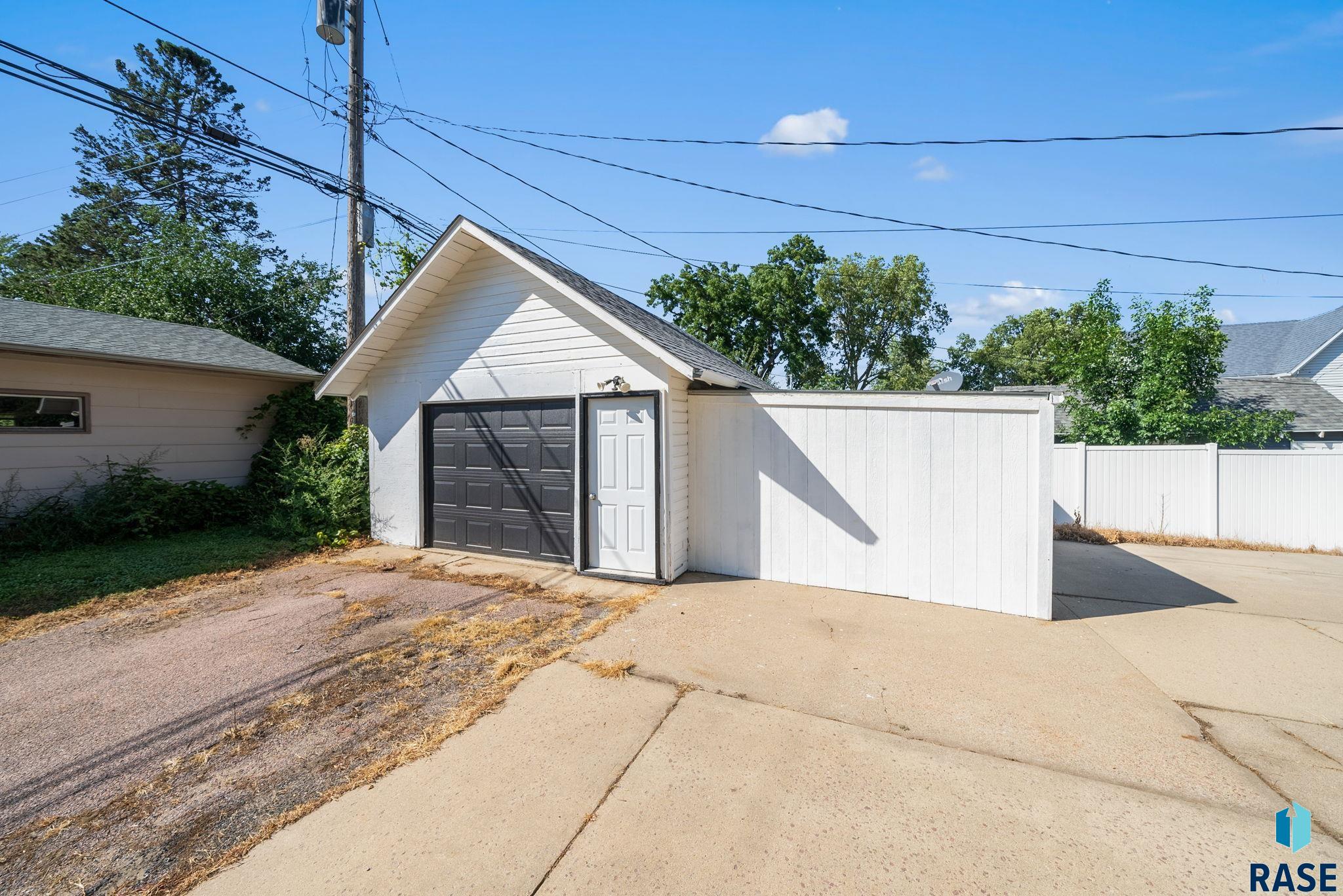 Sioux Falls, South Dakota 57105, United States, 3 Bedrooms Bedrooms, ,2 BathroomsBathrooms,Residential,Active,231241