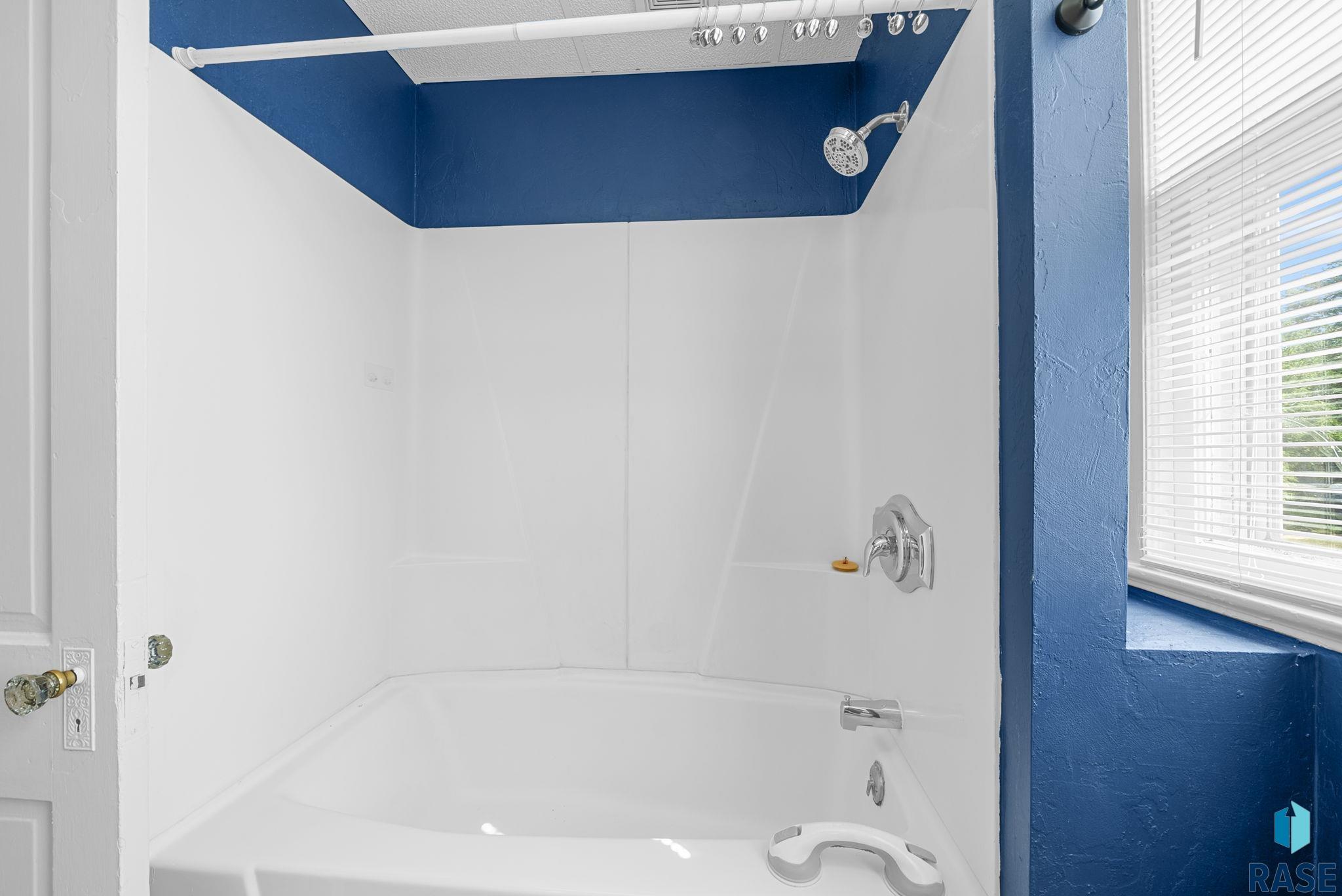 Sioux Falls, South Dakota 57105, United States, 3 Bedrooms Bedrooms, ,2 BathroomsBathrooms,Residential,Active,231241