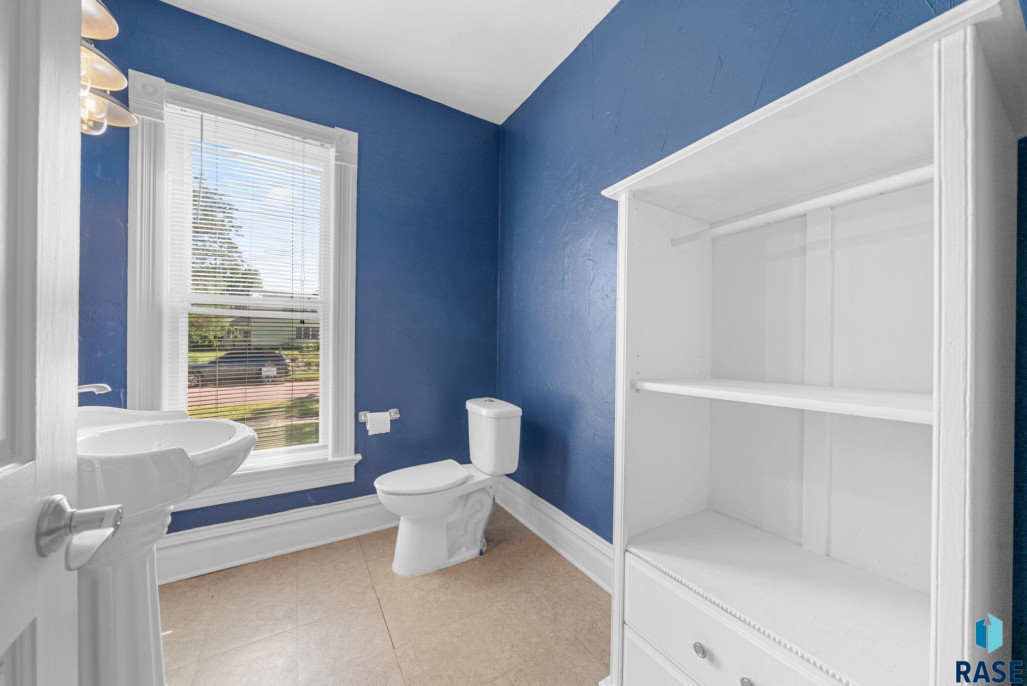 Sioux Falls, South Dakota 57105, United States, 3 Bedrooms Bedrooms, ,2 BathroomsBathrooms,Residential,Active,231241