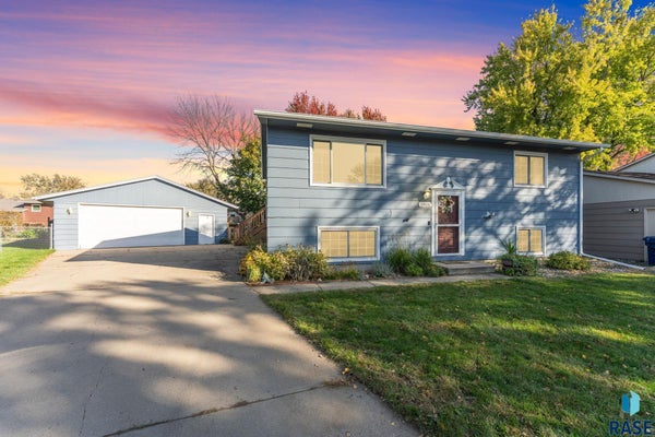 1908 S HUNTERS CIR, SIOUX FALLS, SD 57103 - Image dcdf085e02f69b04c86ccca2bae7b28a/543750648