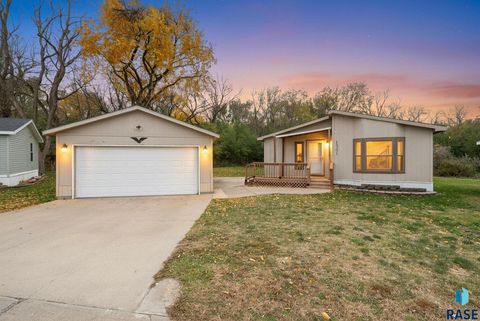 Photo of 1301 Iris Pl Place, Sioux Falls, SD 57103 (MLS # 22508464)