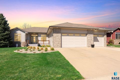 Photo of 3805 S Mesquite Ave, Sioux Falls, SD 57110 (MLS # 22602756)