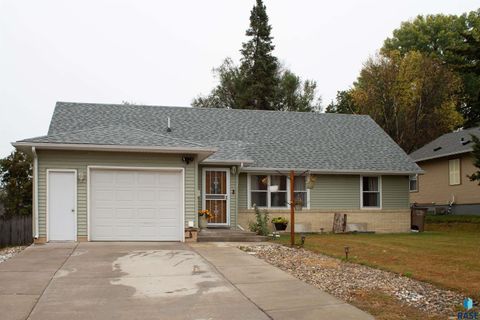 Photo of 704 S Western Ave Avenue, Sioux Falls, SD 57104 (MLS # 22508011)
