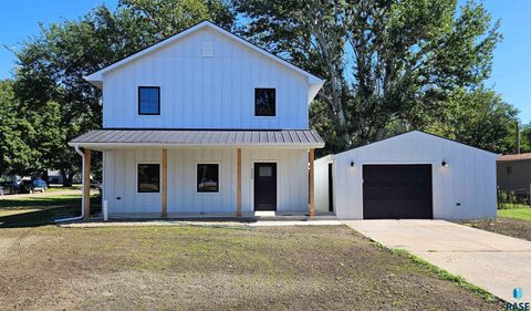 Homes For Sale - 300 Iowa Street<br/> Centerville, SD 57014