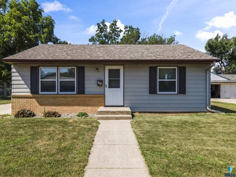 Photo of 709 N Leadale Ave, Sioux Falls, SD 57103 (MLS # 22607638)
