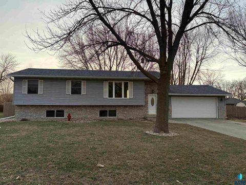 Photo of 902 SE 5th Ave, Pipestone, SD 56164 (MLS # 22602154)