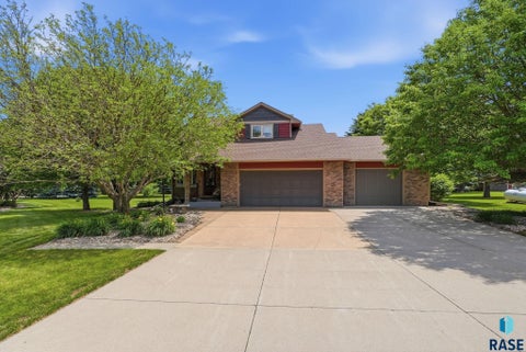 Homes For Sale - 1600 N Deer Hollow Road<br/> Sioux Falls, SD 57110