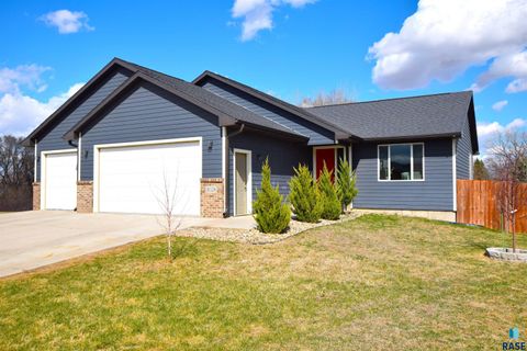 Photo of 1028 N Mable Cir, Sioux Falls, SD 57103 (MLS # 22602370)
