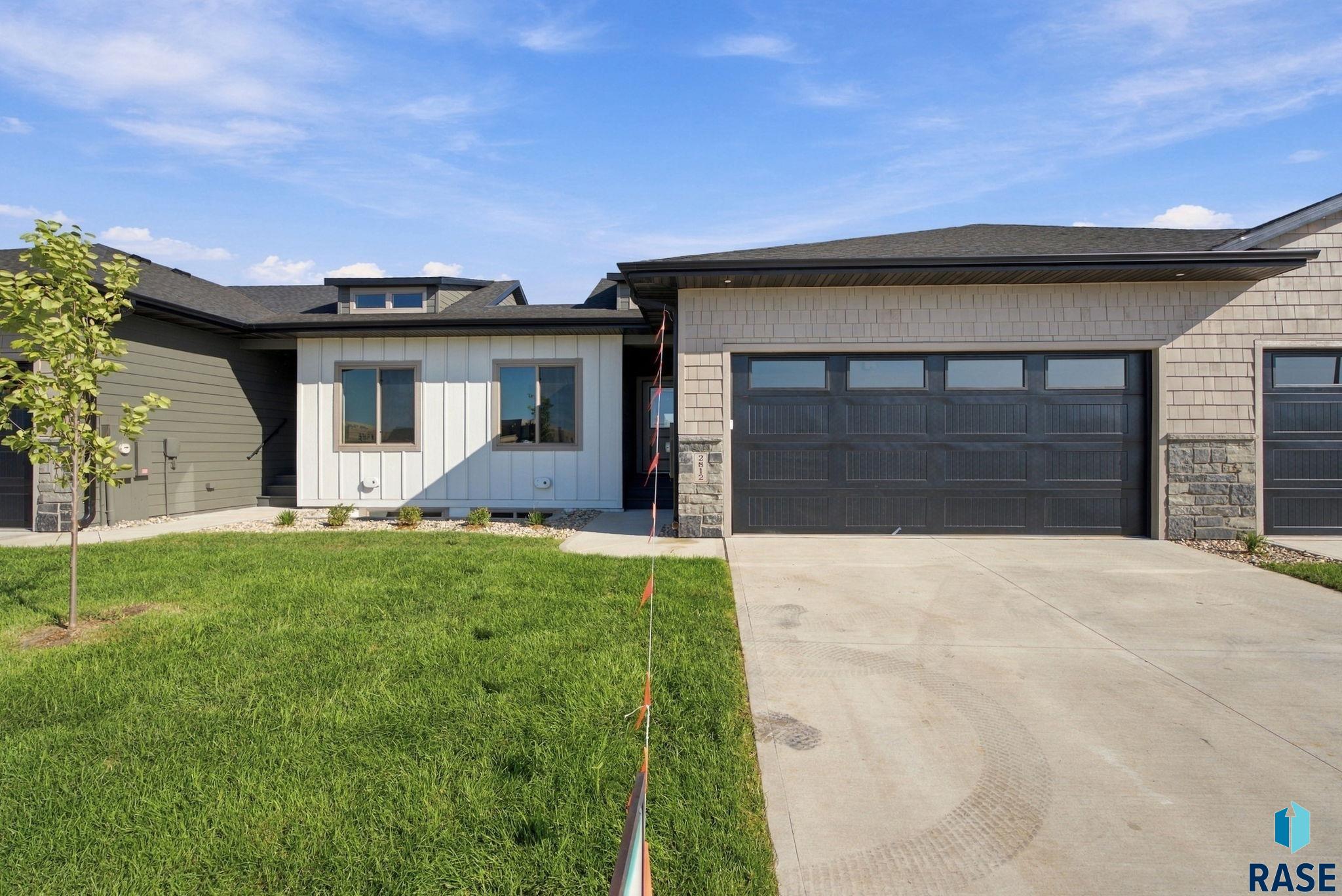 2812 E Hazelnut St