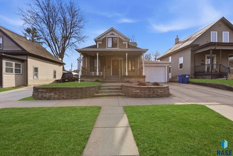 Photo of 1116 S Center Ave, Sioux Falls, SD 57105 (MLS # 22601838)