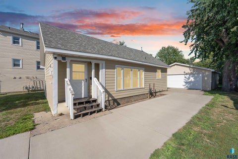 Photo of 106 S Williams Ave, Sioux Falls, SD 57104 (MLS # 22608069)