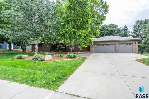 Photo of 1008 W Batcheller Ln, Sioux Falls, SD 57105 (MLS # 22608105)