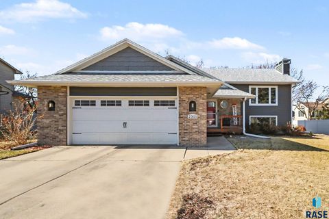 Homes For Sale - 2305 S Roosevelt Avenue<br/> Sioux Falls, SD 57106