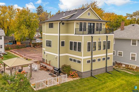 Photo of 221 E 14th St, Sioux Falls, SD 57104 (MLS # 22601932)