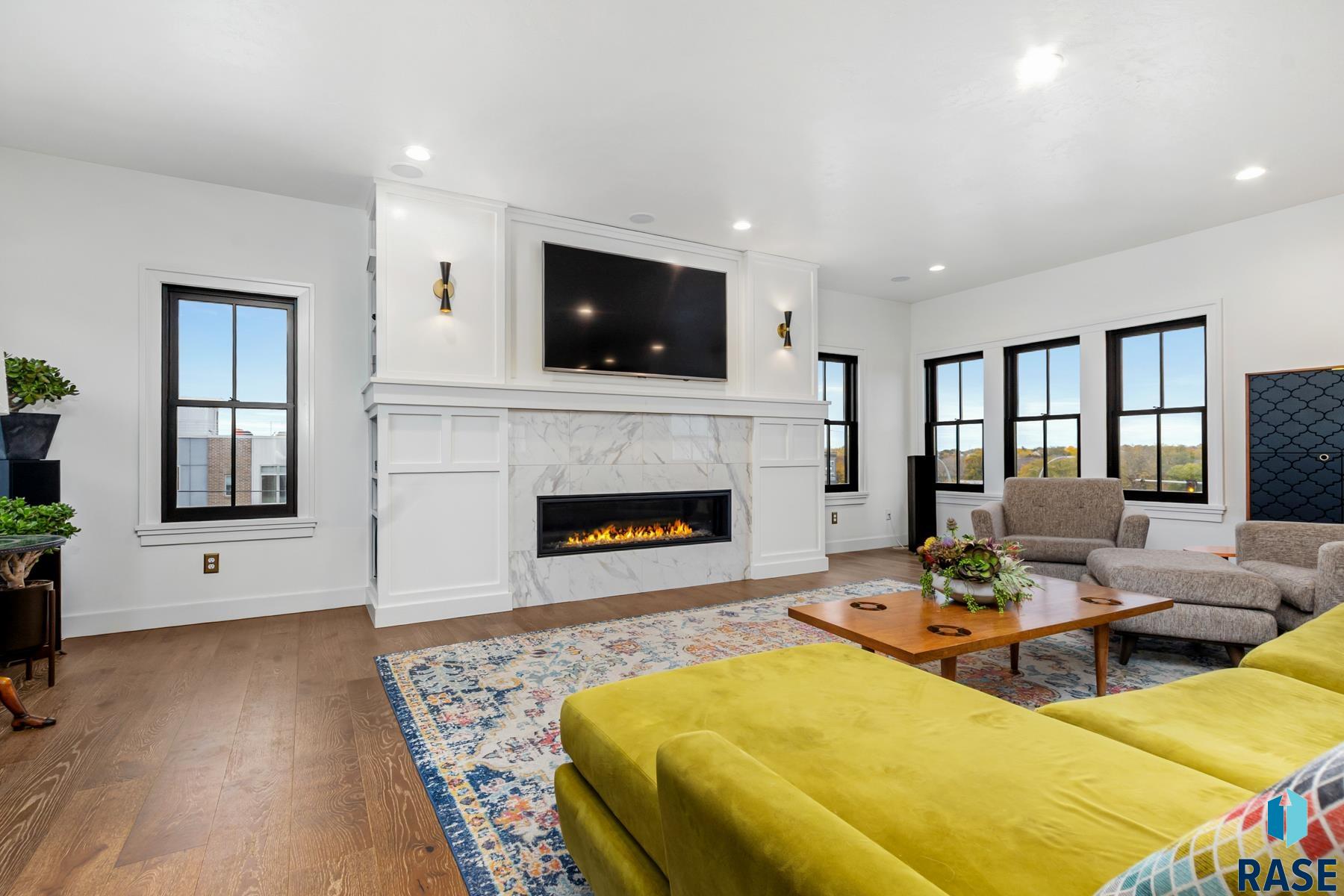 221 E 14th St