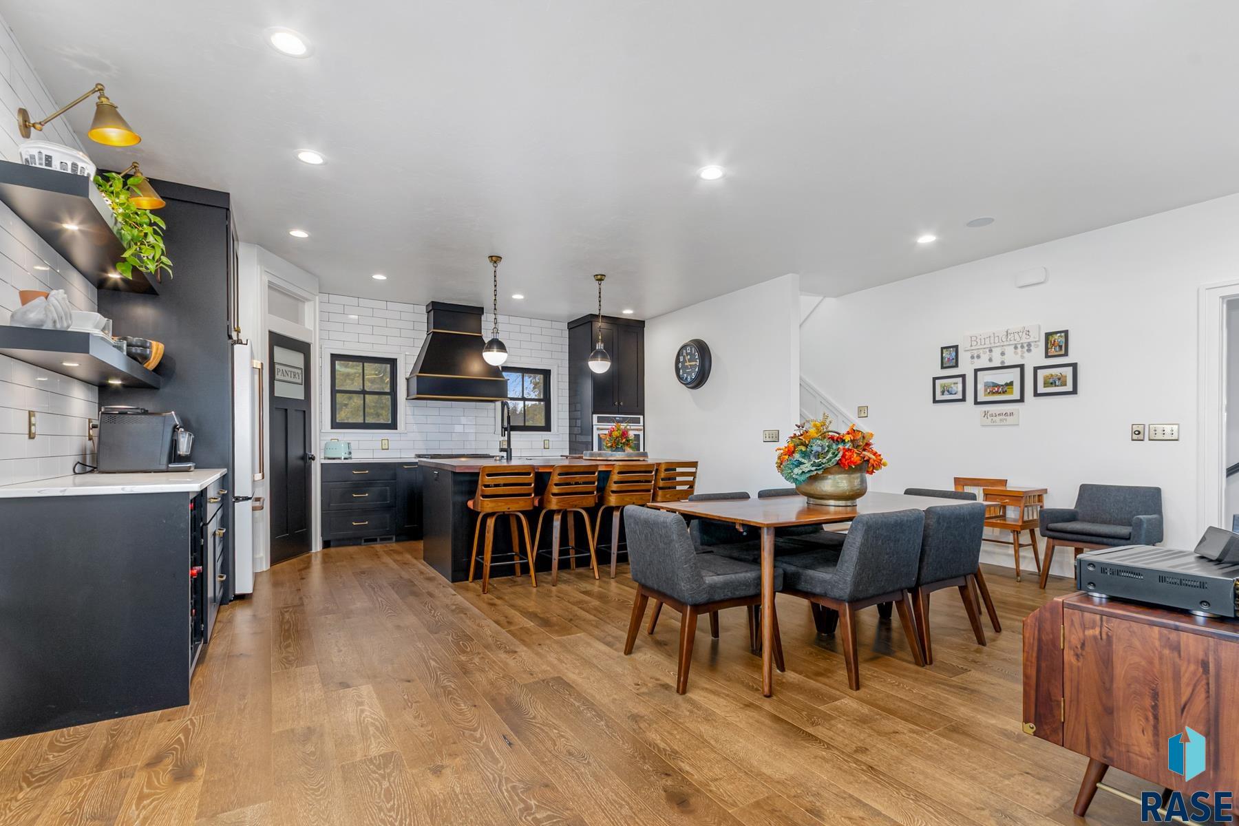 221 E 14th St