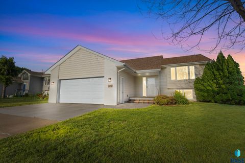 Photo of 608 N Dubuque Ave Avenue, Sioux Falls, SD 57110 (MLS # 22508450)