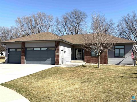 Photo of 5725 E Meadow Oak Cir, Sioux Falls, SD 57110 (MLS # 22602337)