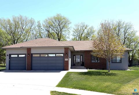 Photo of 5725 E Meadow Oak Cir, Sioux Falls, SD 57110 (MLS # 22602337)