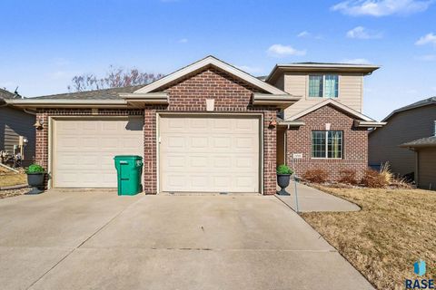 Photo of 5016 S Winston Ln, Sioux Falls, SD 57108 (MLS # 22601014)