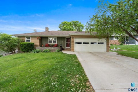 Homes For Sale - 2012 S Willow Avenue<br/> Sioux Falls, SD 57105