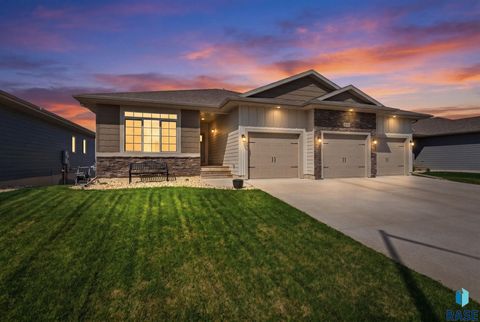 Photo of 2305 S Sadie Ave, Sioux Falls, SD 57106 (MLS # 22602971)