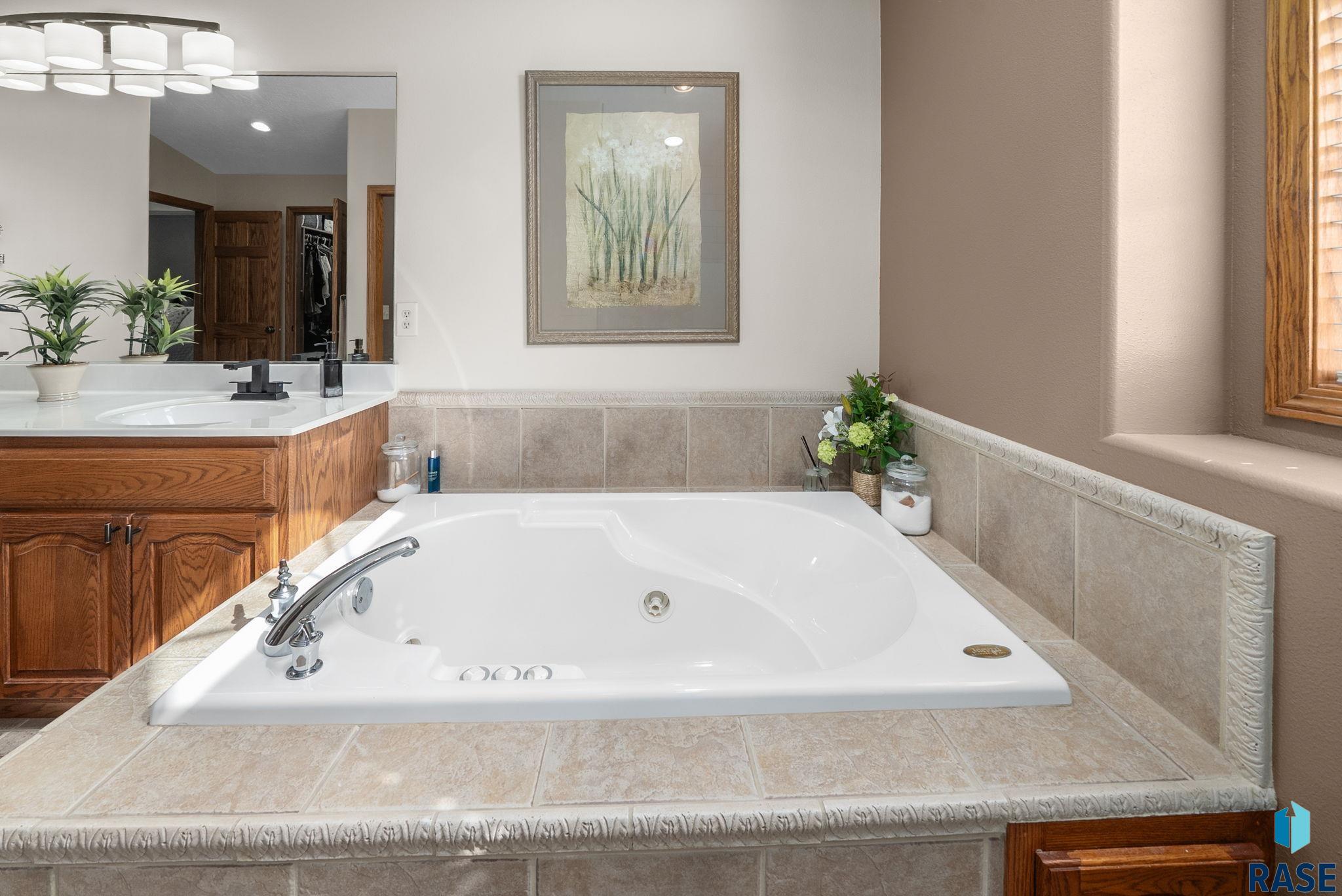 Sioux Falls, South Dakota 57108, United States, 4 Bedrooms Bedrooms, ,4 BathroomsBathrooms,Residential,Active,226775