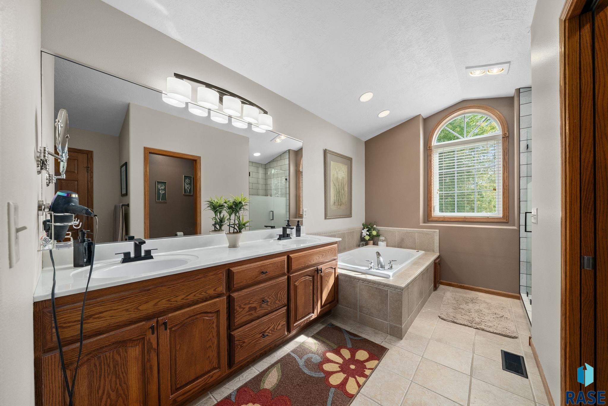 Sioux Falls, South Dakota 57108, United States, 4 Bedrooms Bedrooms, ,4 BathroomsBathrooms,Residential,Active,226775