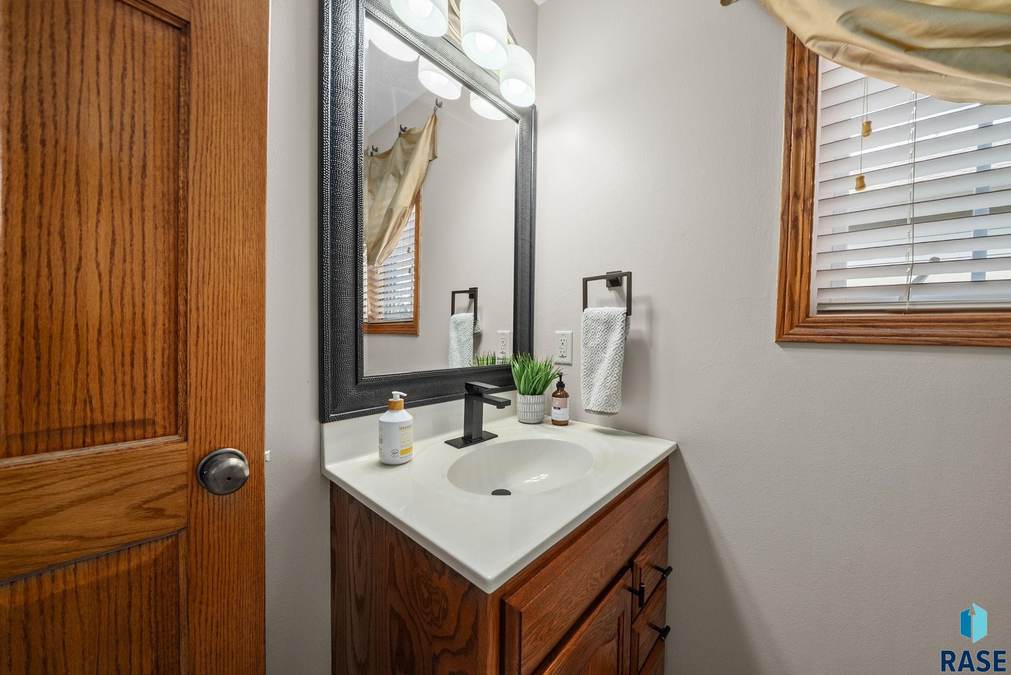 Sioux Falls, South Dakota 57108, United States, 4 Bedrooms Bedrooms, ,4 BathroomsBathrooms,Residential,Active,226775