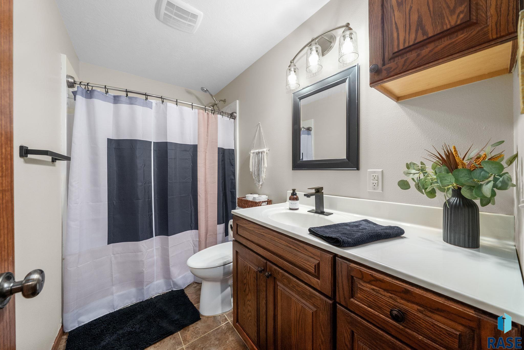 Sioux Falls, South Dakota 57108, United States, 4 Bedrooms Bedrooms, ,4 BathroomsBathrooms,Residential,Active,226775