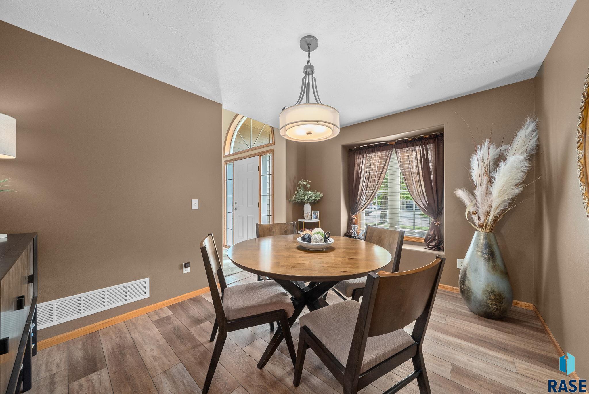 Sioux Falls, South Dakota 57108, United States, 4 Bedrooms Bedrooms, ,4 BathroomsBathrooms,Residential,Active,226775