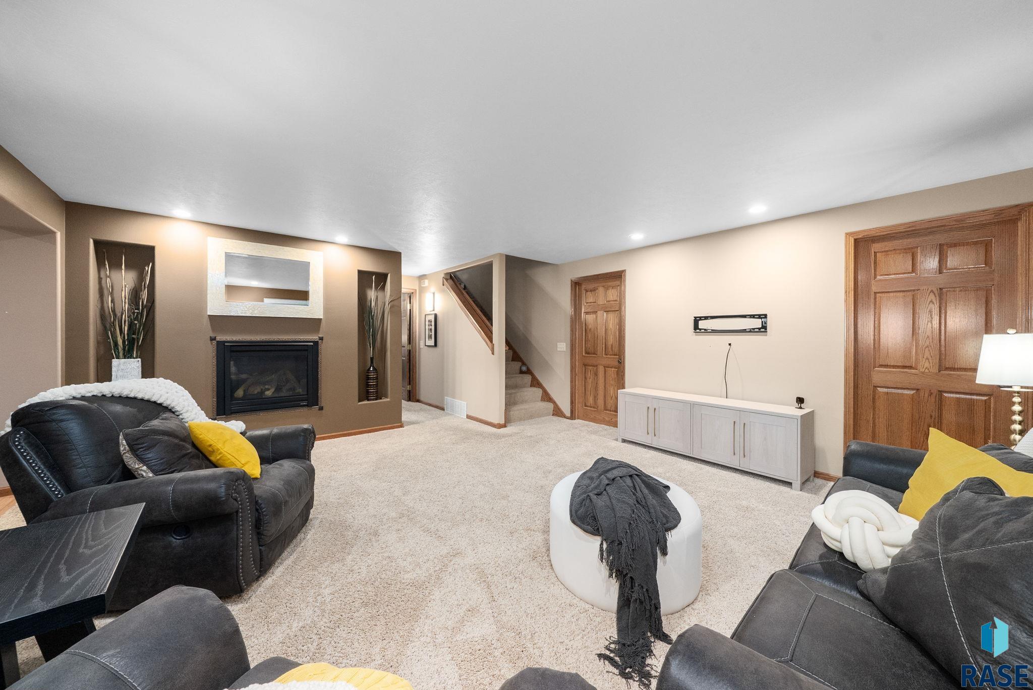 Sioux Falls, South Dakota 57108, United States, 4 Bedrooms Bedrooms, ,4 BathroomsBathrooms,Residential,Active,226775