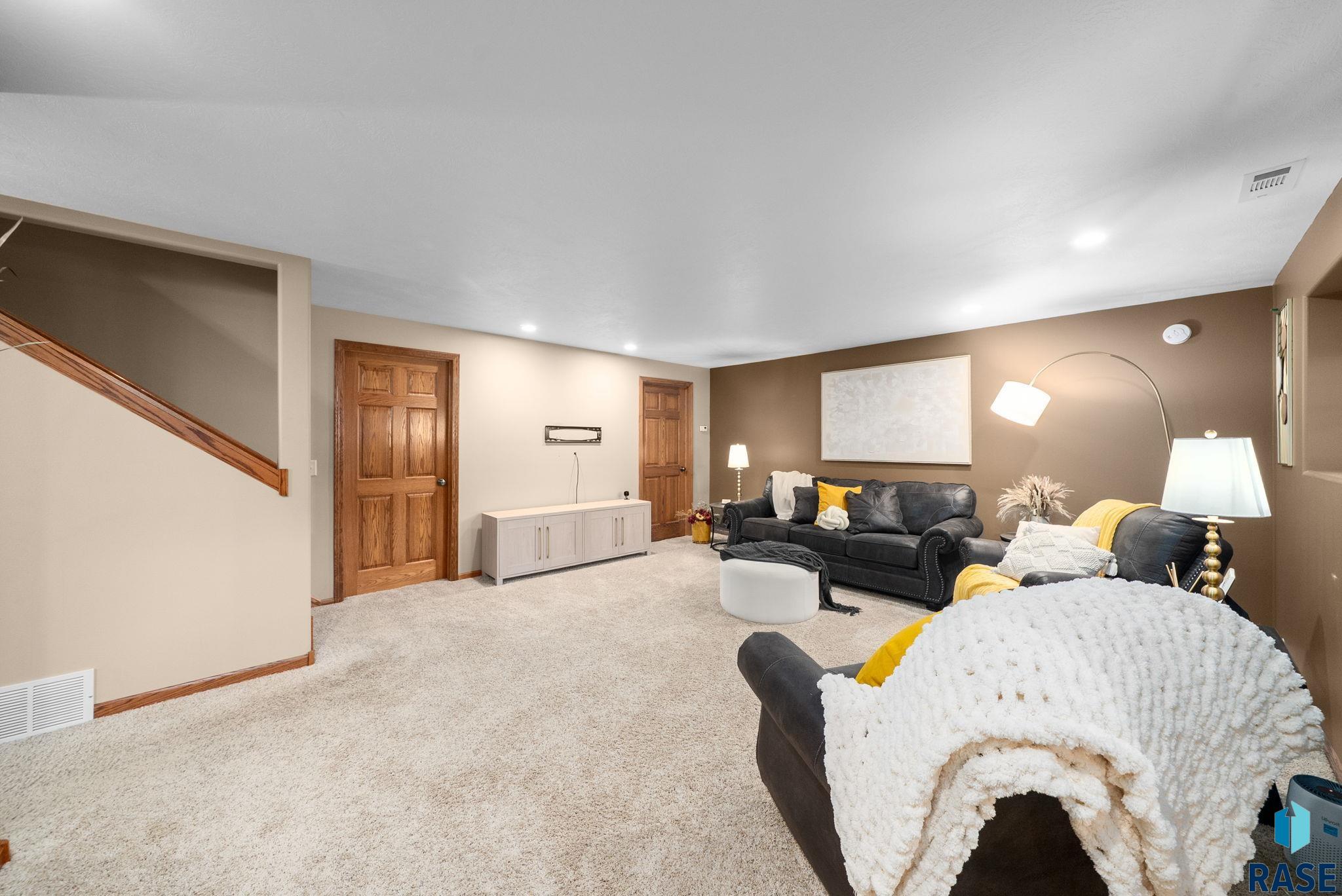 Sioux Falls, South Dakota 57108, United States, 4 Bedrooms Bedrooms, ,4 BathroomsBathrooms,Residential,Active,226775