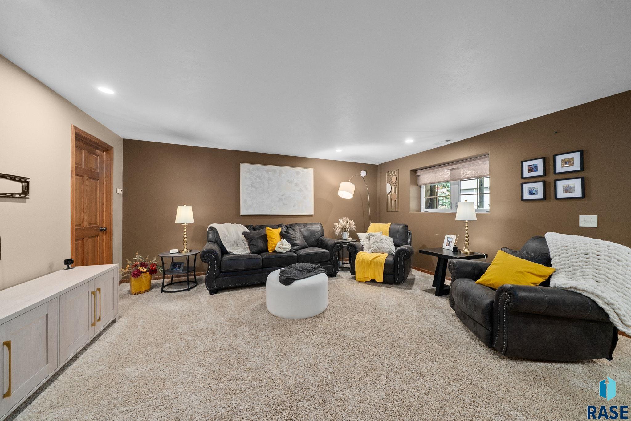 Sioux Falls, South Dakota 57108, United States, 4 Bedrooms Bedrooms, ,4 BathroomsBathrooms,Residential,Active,226775