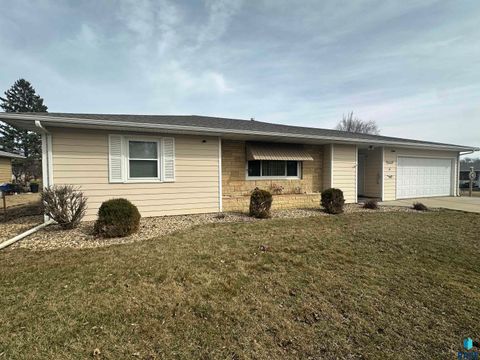 Homes For Sale - 512 Division Avenue<br/> Madison, SD 57042