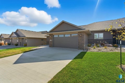 Homes For Sale - 2427 E Joshua Circle<br/> Sioux Falls, SD 57108