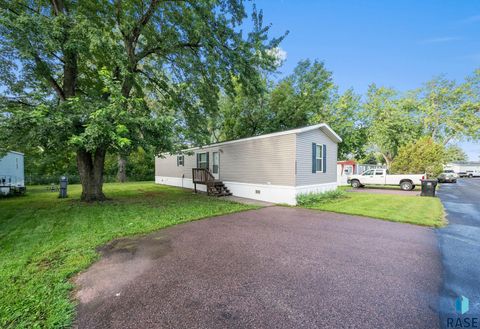 Photo of 5005 W Alpha Pl, Sioux Falls, SD 57106 (MLS # 22601821)