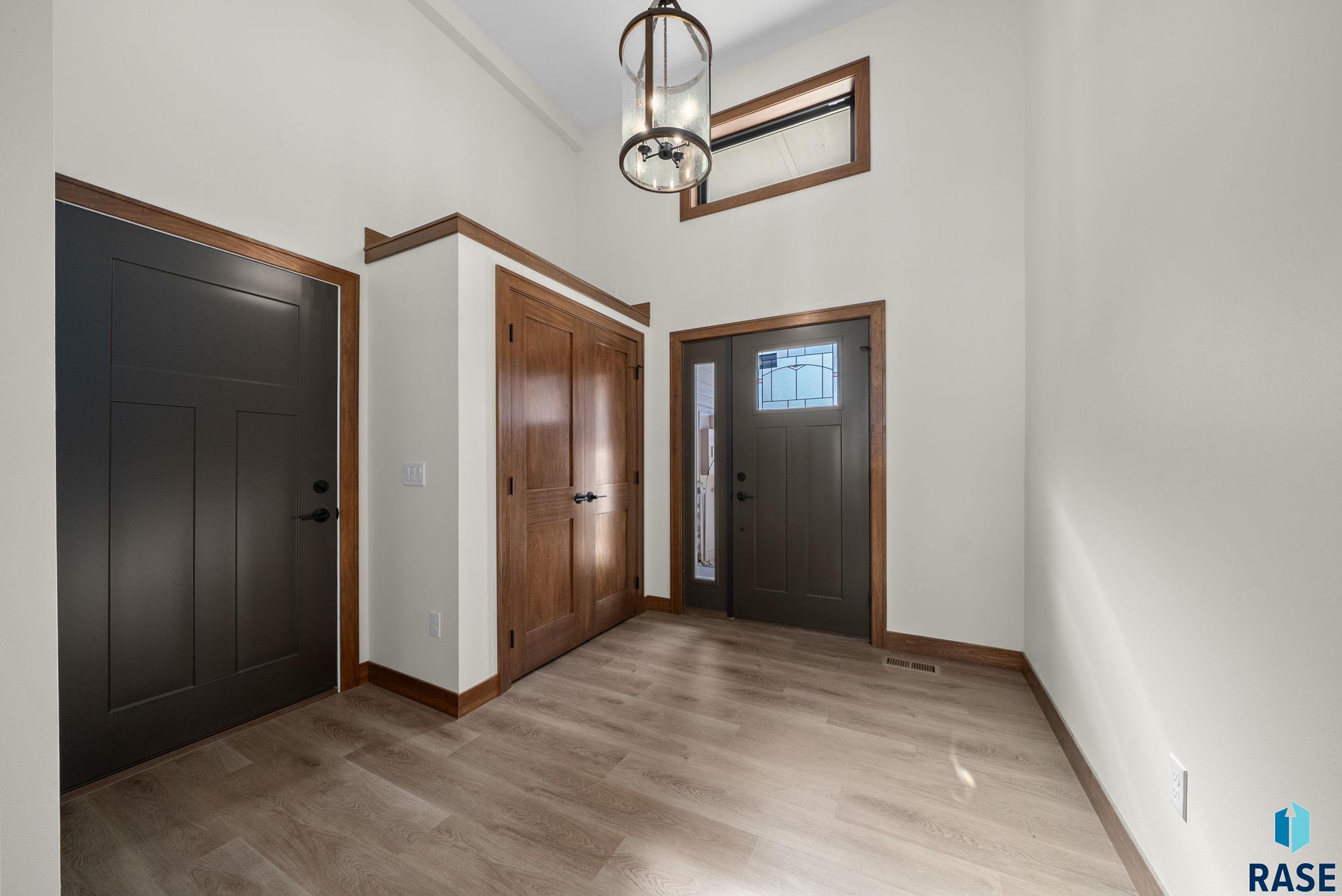 7806 E Bull Pine Trl