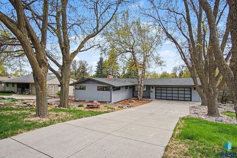 Photo of 1916 S Austin Dr, Sioux Falls, SD 57105 (MLS # 22603534)
