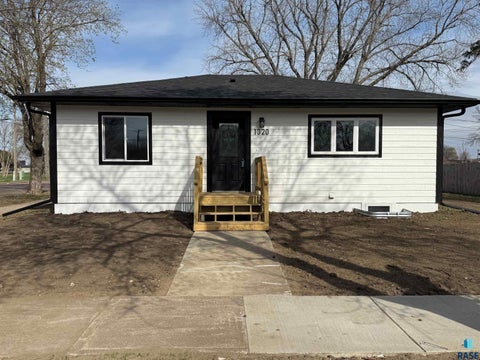Homes For Sale - 1320 N Lincoln Avenue<br/> Sioux Falls, SD 57104