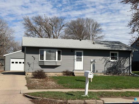 Photo of 3712 S Hawthorne Ave, Sioux Falls, SD 57105 (MLS # 22601785)