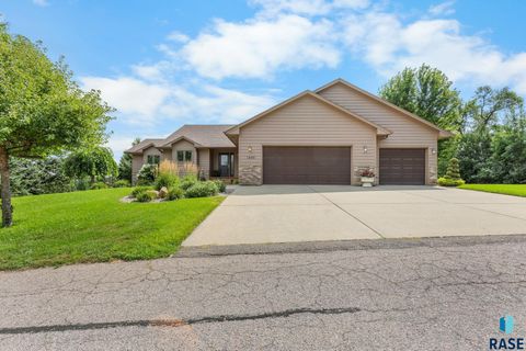 Photo of 1800 N Ranch Oak Pl, Sioux Falls, SD 57110 (MLS # 22600676)