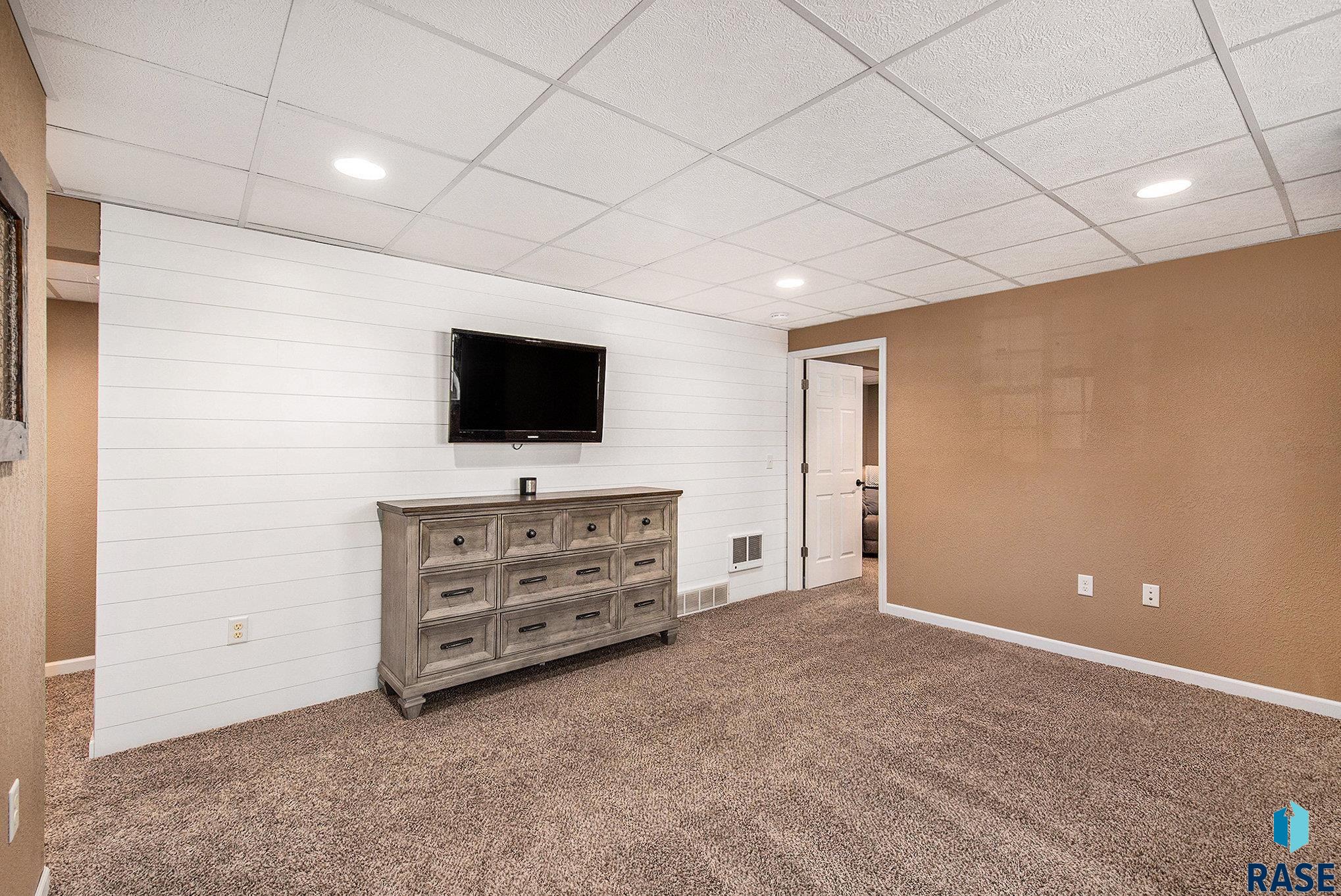 Sioux Falls, South Dakota 57106, United States, 3 Bedrooms Bedrooms, ,2 BathroomsBathrooms,Residential,Active,234727