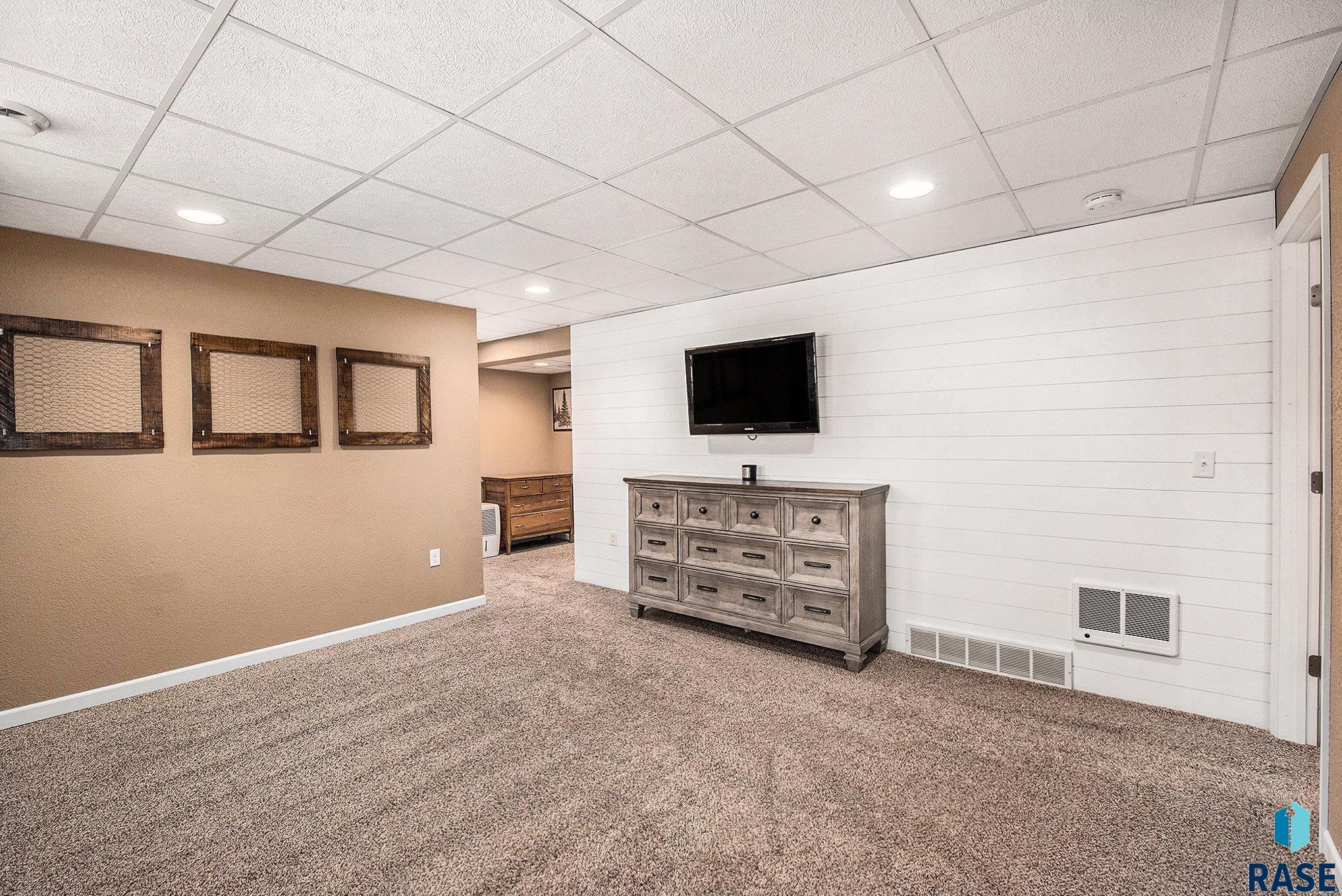 Sioux Falls, South Dakota 57106, United States, 3 Bedrooms Bedrooms, ,2 BathroomsBathrooms,Residential,Active,234727