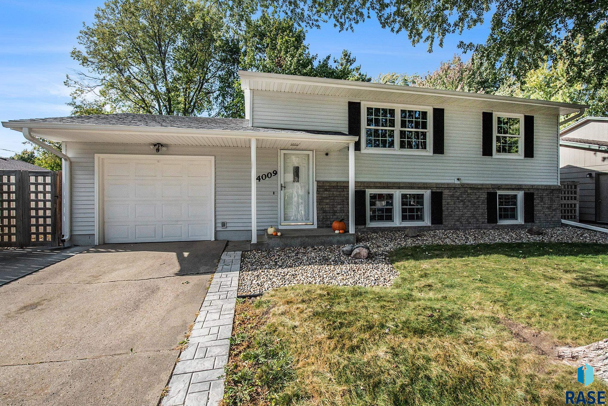 Sioux Falls, South Dakota 57106, United States, 3 Bedrooms Bedrooms, ,2 BathroomsBathrooms,Residential,Active,234727