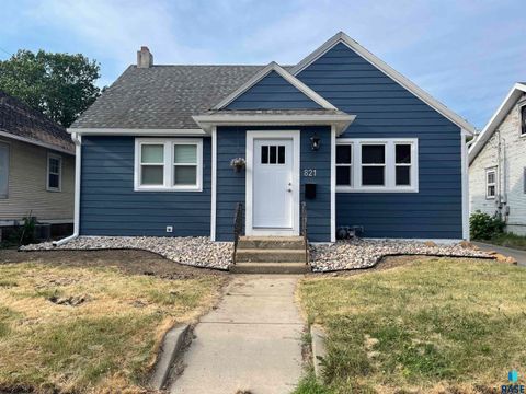 Photo of 821 W 22nd St, Sioux Falls, SD 57105 (MLS # 22602100)