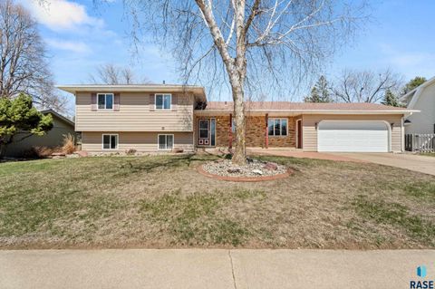 Photo of 1612 E Cedar Ln, Sioux Falls, SD 57103 (MLS # 22602663)