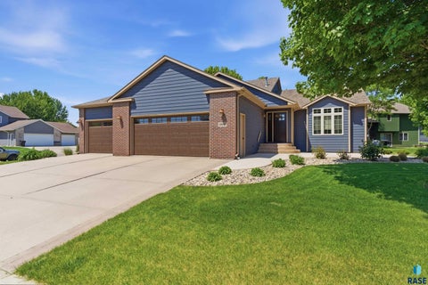 Homes For Sale - 1900 E 58th Street<br/> Sioux Falls, SD 57108
