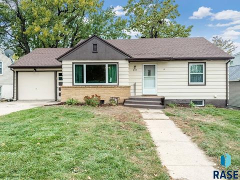 Photo of 825 S Willow Ave, Sioux Falls, SD 57104 (MLS # 22602089)