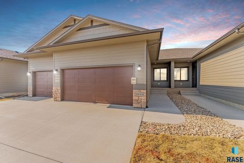 Photo of 2033 S Sonoma Pl, Sioux Falls, SD 57106 (MLS # 22603527)
